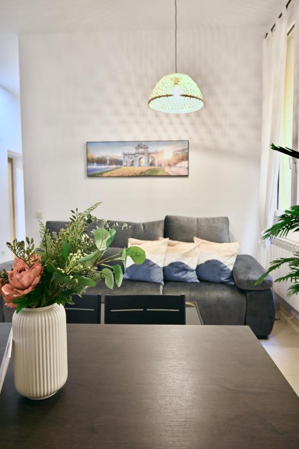 For You Rentals Centrico Apartamento Temporal En La Calle Infanta Inf1A Madrid Extérieur photo